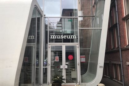 RuG Museum Groningen ledtekst achter het glas (demontabel)