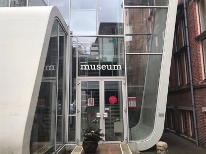 RuG Museum Groningen ledtekst achter het glas (demontabel)