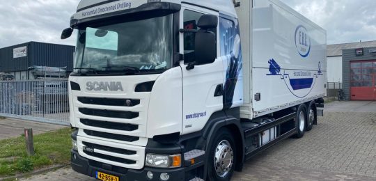 EBC Eelde vrachtwagen voorzien van belettering