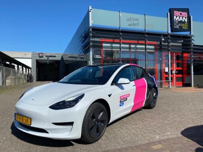 Pink Marketing Groningen auto belettering deels wrap