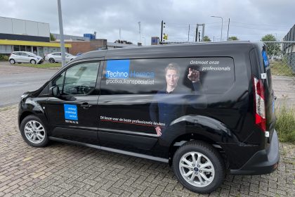 Techno Horeca Groningen full wrap van wit naar zwart met belettering Ford Transit Connect