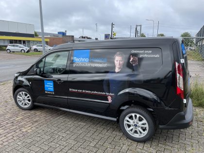 Techno Horeca Groningen full wrap van wit naar zwart met belettering Ford Transit Connect
