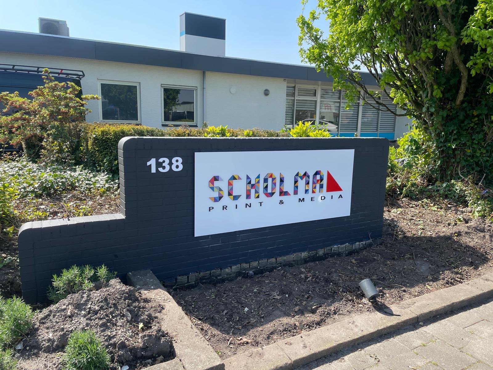 Reclamezuil met freesletters